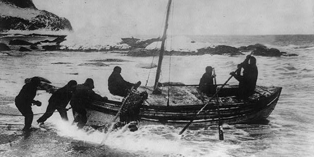 ljudi u čamcu isplovljavaju na olujno more