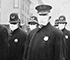 policajci nose maske za pandemije španjolske gripe