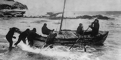 mornari se otiskuju na uzburkano more